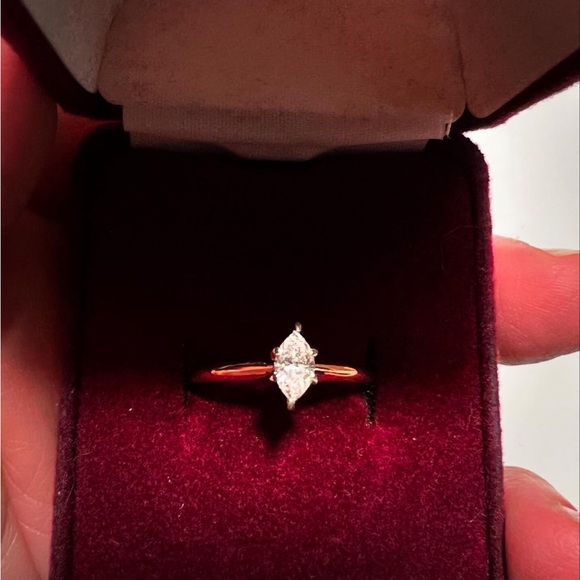 VERY PRETTY ENGAGEMENT RING - Picture 2 of 3